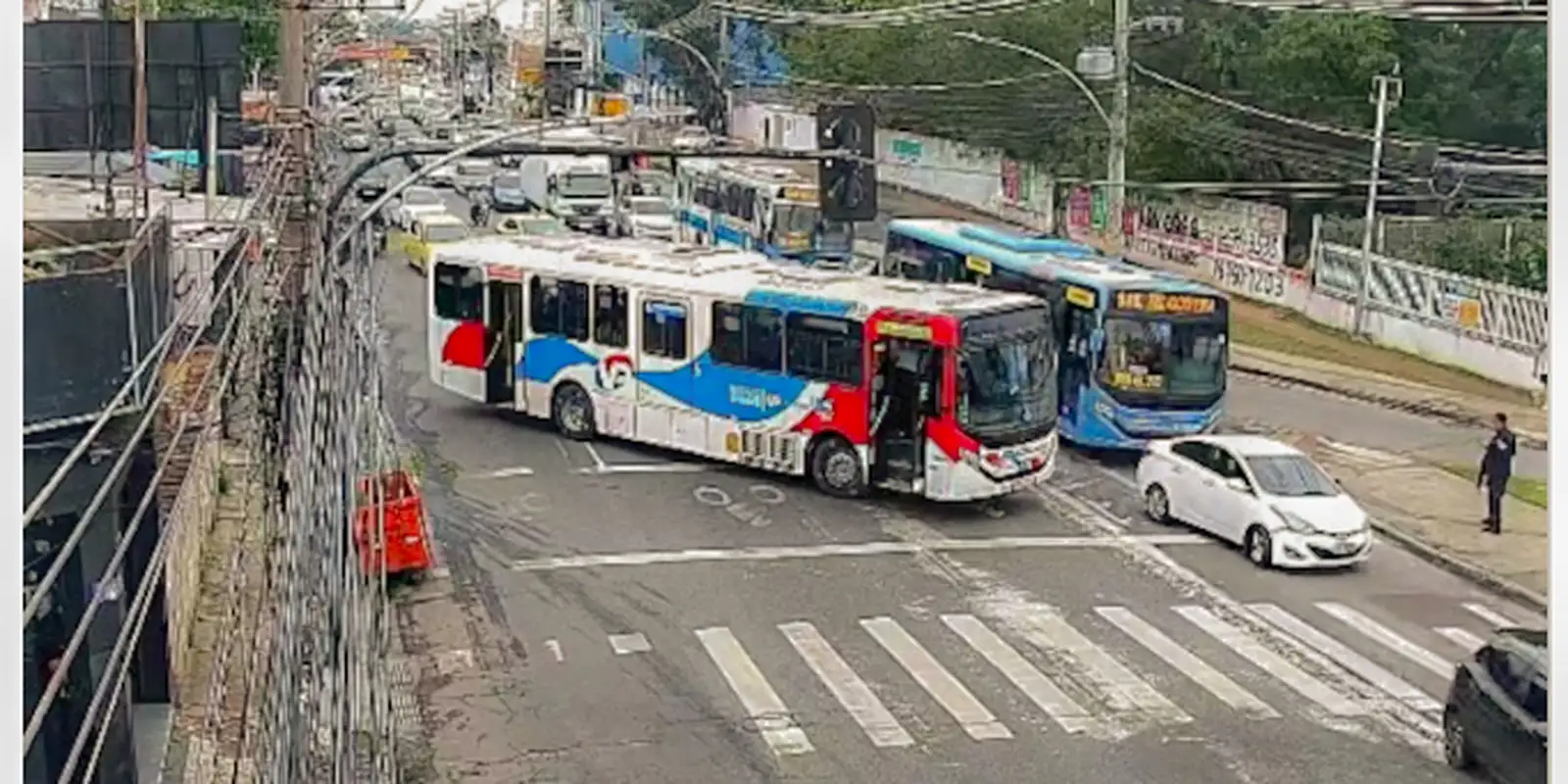 Imagem referente a Criminosos usam ônibus em barricadas contra operação policial no Rio