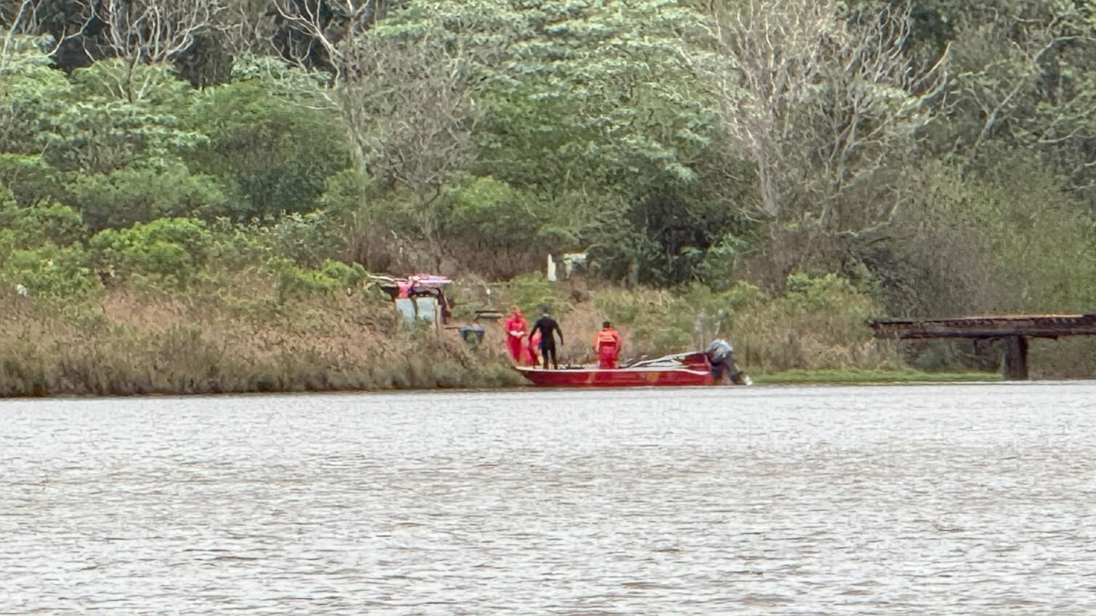 Bombeiros encontram corpo de Alex Viana que se afogou em lago no interior de Cascavel