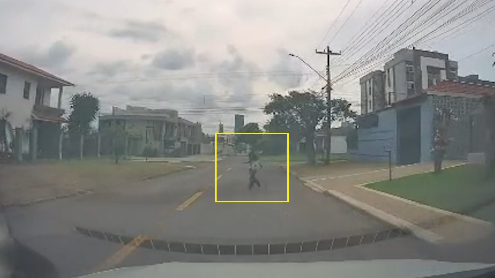 Motorista percebe crianças na rua e evita acidente durante saída de escola em Cascavel
