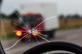 EPR Iguaçu é condenada após pedra atingir carro durante roçada na PR-280