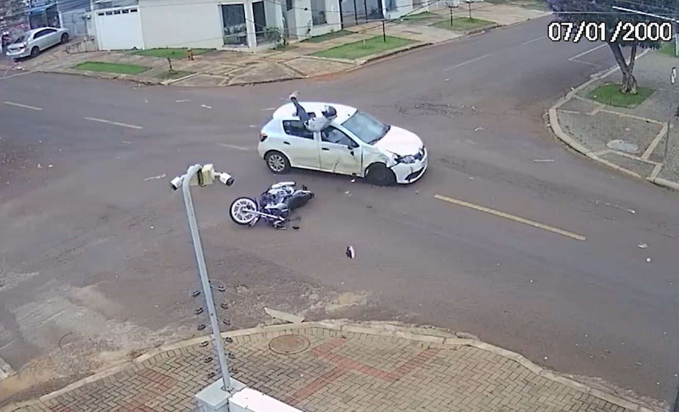 Câmera de segurança flagra forte impacto entre motocicleta e automóvel no Bairro Coqueiral