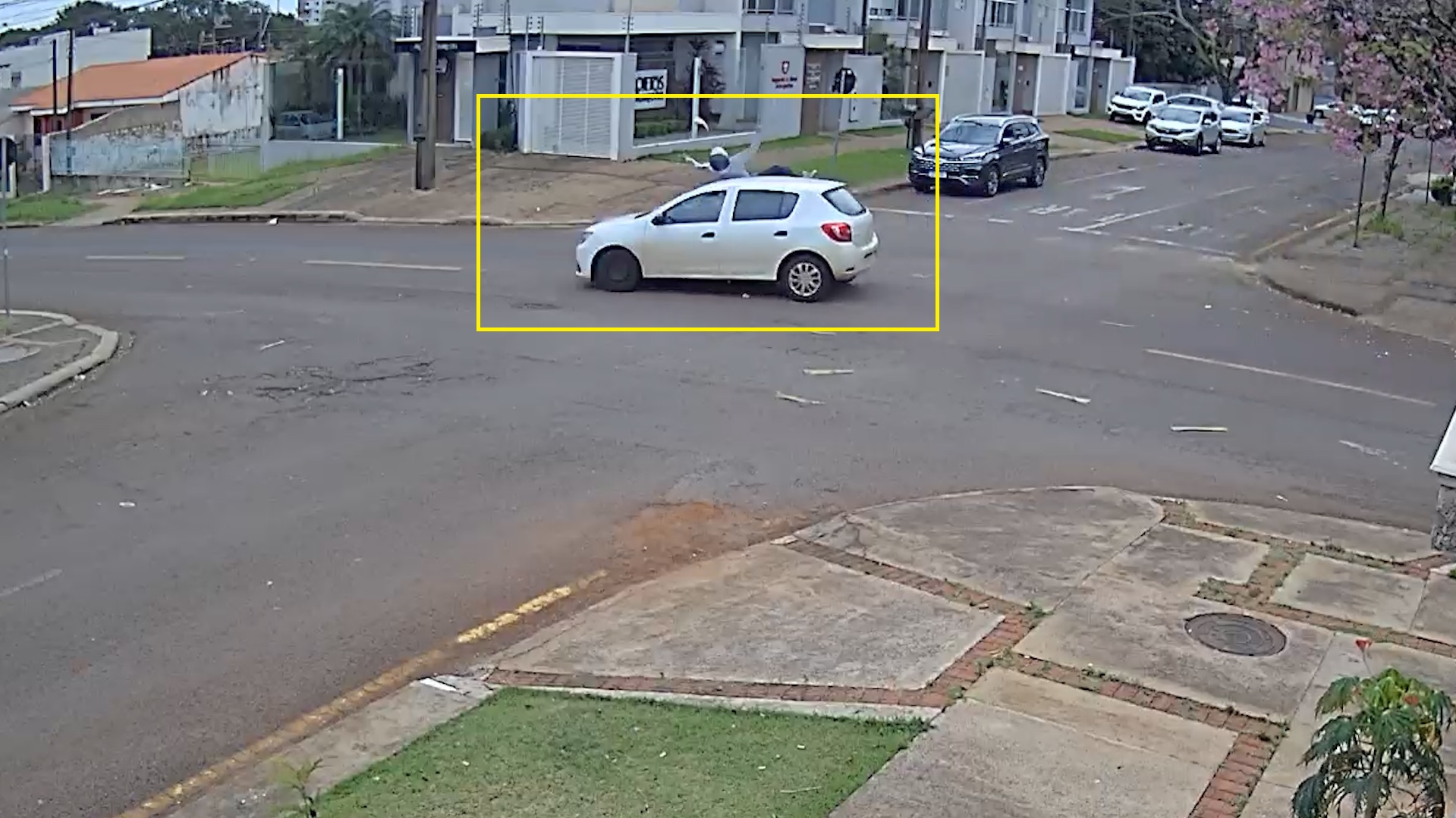 Novo ângulo mostra motociclista sendo arremessado durante acidente em Cascavel