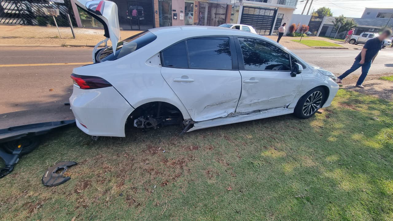 Corolla e Frontier batem forte no Bairro Alto Alegre, em Cascavel