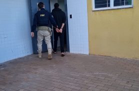 Caminhoneiro é preso pela PRF com cocaína na BR-277 Caminhoneiro é preso pela PRF com cocaína na BR-277