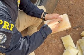 Veja o momento em que a PRF encontra cocaína escondida em estepes na BR-277