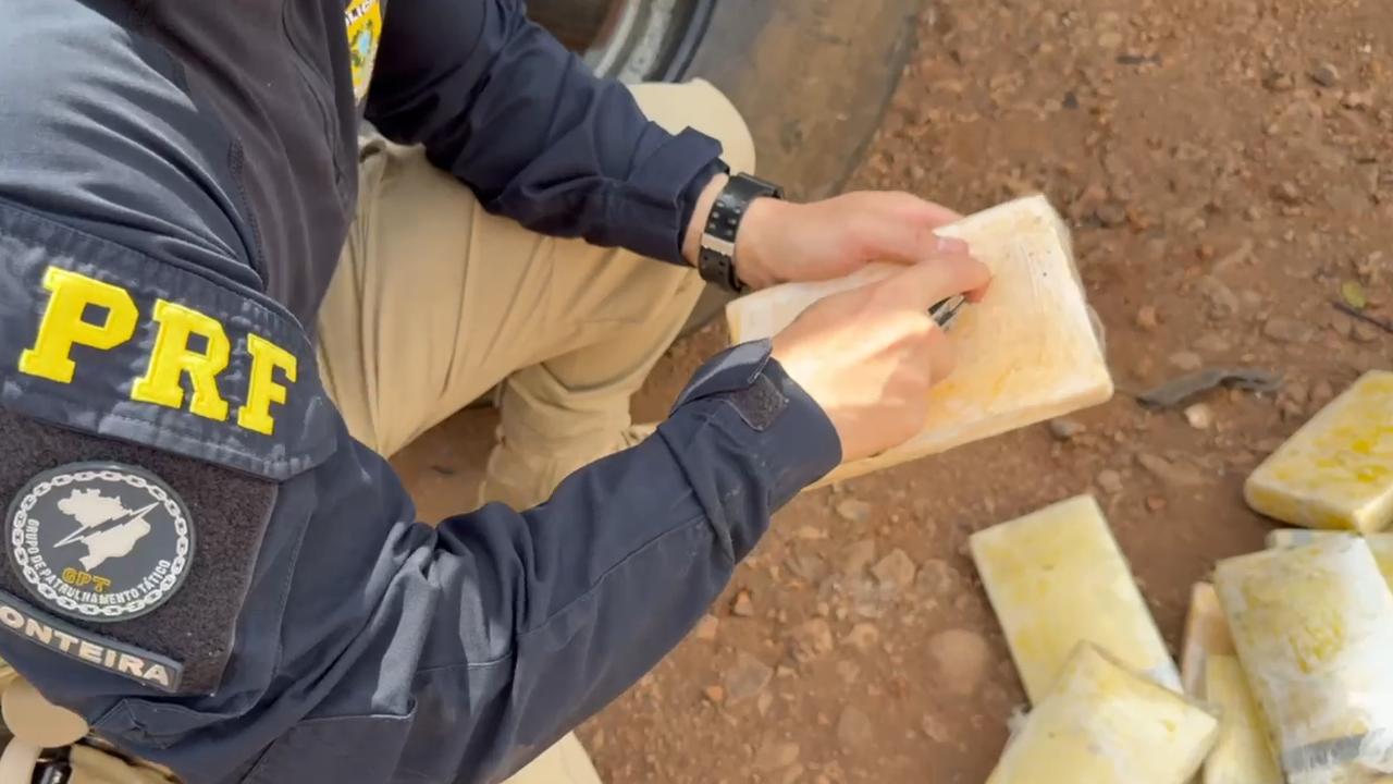 Veja o momento em que a PRF encontra cocaína escondida em estepes na BR-277