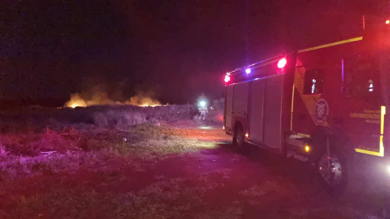 Fogo se espalha por área verde e mobiliza Bombeiros em Cascavel
