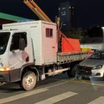 Imagem relativa a Acidente entre carro e caminhão deixa mulher ferida e trânsito lento em Curitiba