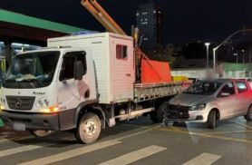 Acidente entre carro e caminhão deixa mulher ferida e trânsito lento em Curitiba