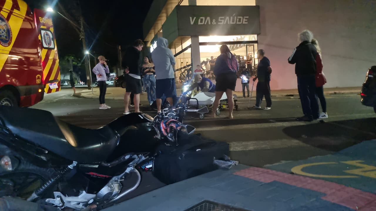 Motociclista fica ferido após colisão com carro no Centro de Cascavel