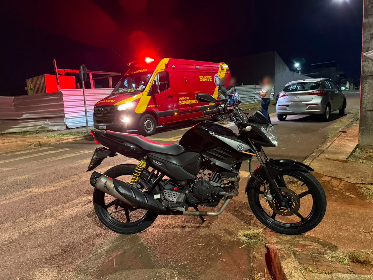 Jovem de 19 anos fica ferido após acidente entre moto e HB20 no Riviera