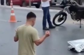 Filho se ajoelha e faz oração ao lado do pai morto em acidente na Avenida Fernando Corrêa
