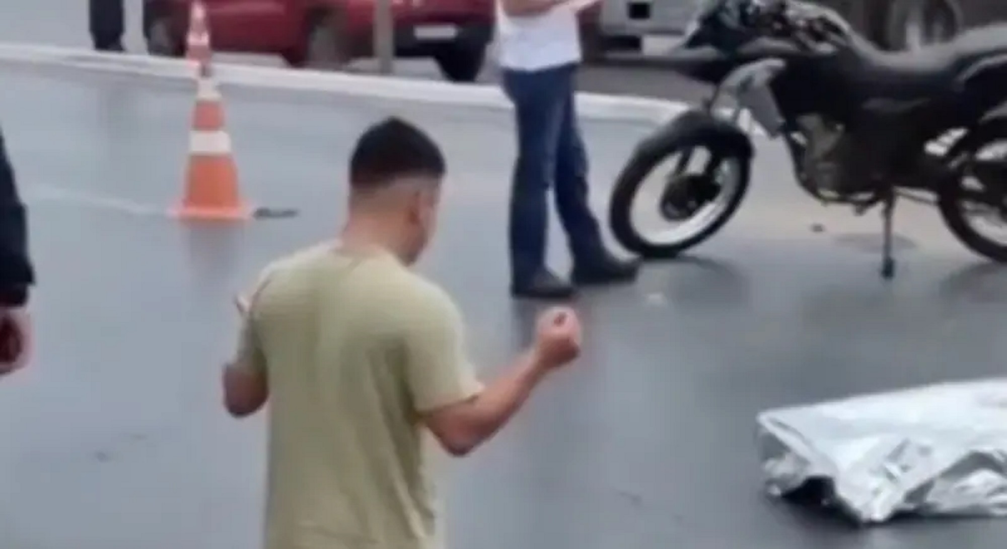 Filho se ajoelha e faz oração ao lado do pai morto em acidente na Avenida Fernando Corrêa