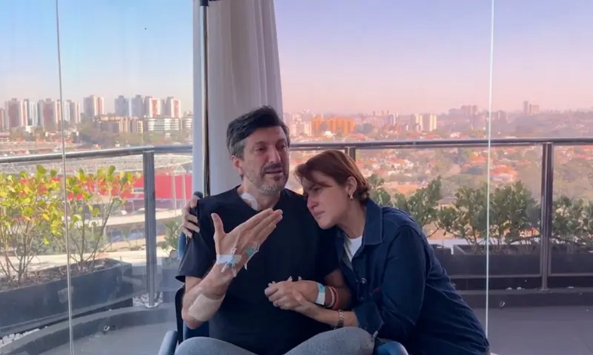 Lito Sousa agradece esposa após diagnóstico de doença rara no Brasil; veja vídeo emocionante