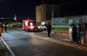 Acidente termina com veículo tombado e confusão entre envolvidos na marginal da BR-277 Acidente termina com veículo tombado e confusão entre envolvidos na marginal da BR-277