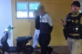 PM conduz dois adolescentes após suspeita de envolvimento em furtos de motos elétricas em Cascavel