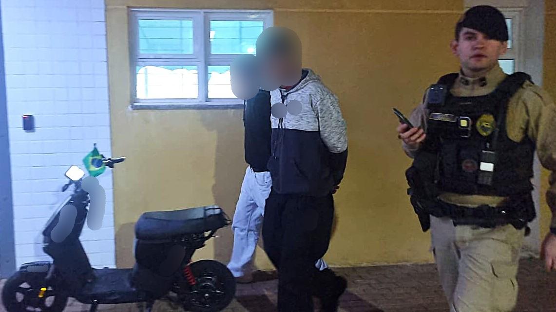 PM conduz dois adolescentes após suspeita de envolvimento em furtos de motos elétricas em Cascavel