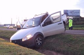 Motorista escapa ileso após Fiat Strada sair da pista e parar no canteiro da BR-277
