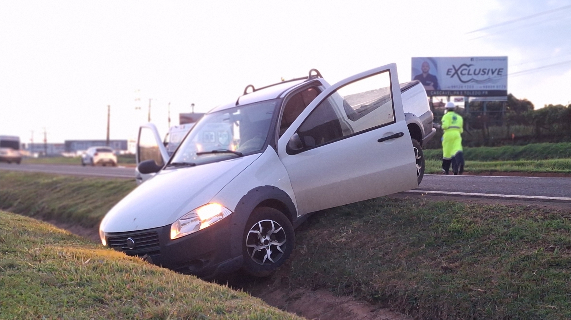 Motorista escapa ileso após Fiat Strada sair da pista e parar no canteiro da BR-277