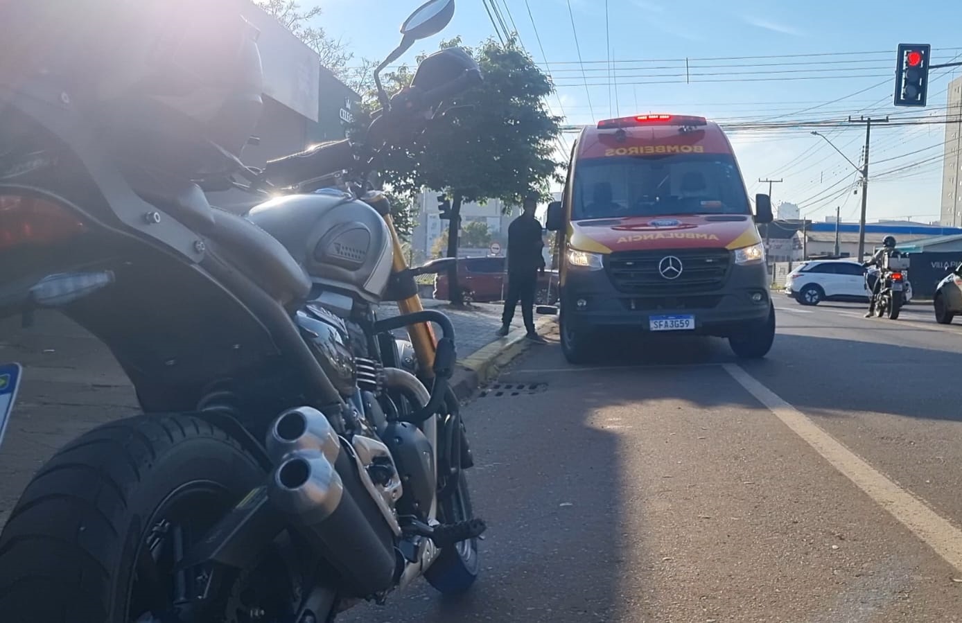 Acidente entre Fiat Linea e moto deixa duas pessoas feridas em Cascavel