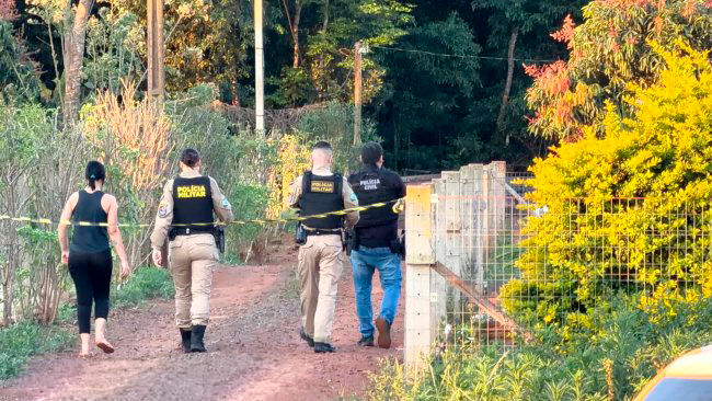 Homem invade duas residências, mantém famílias reféns e troca tiros com policiais em Santa Helena Imagem referente a Homem invade duas residências, mantém famílias reféns e troca tiros com policiais em Santa Helena