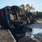 Imagem relativa a Caminhão tomba em rotatória, atinge carro e deixa motorista ferido na Vila Pioneiro