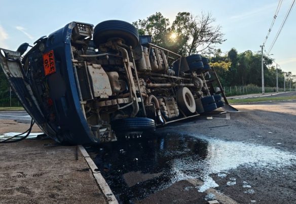 Caminhão tomba em rotatória, atinge carro e deixa motorista ferido na Vila Pioneiro