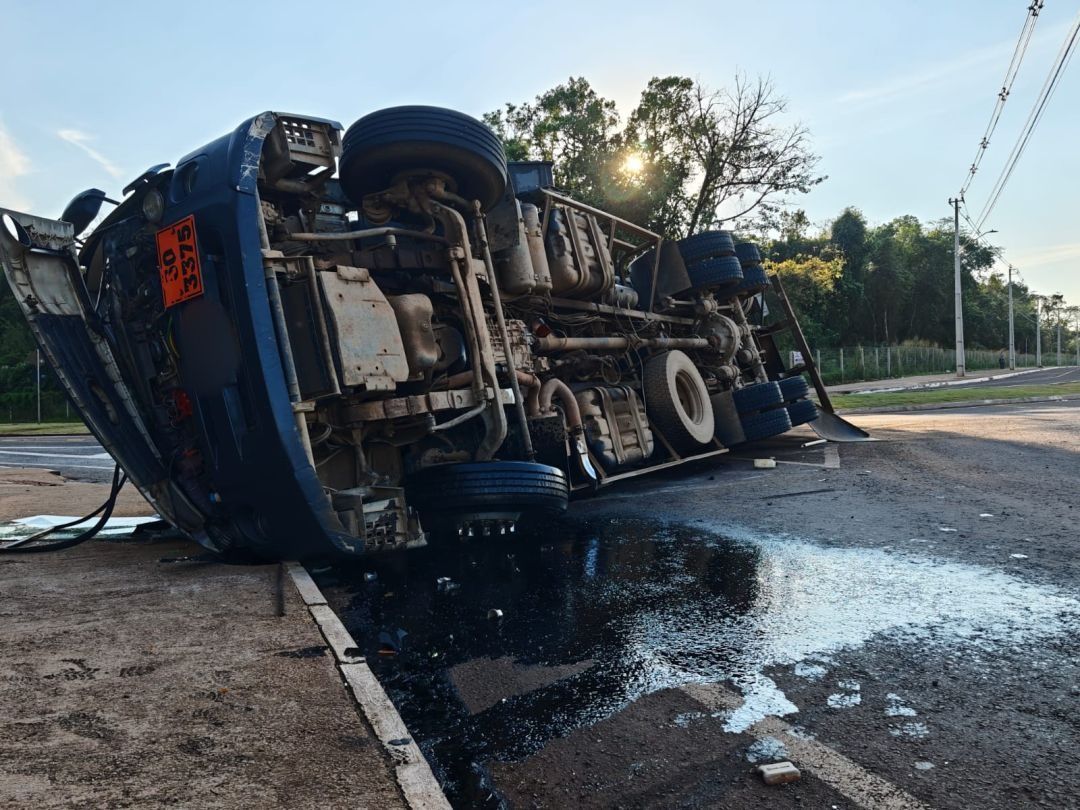 Caminhão tomba em rotatória, atinge carro e deixa motorista ferido na Vila Pioneiro