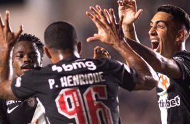 Com um a menos, Vasco bate o Vitória e larga em vantagem na Copa do Brasil