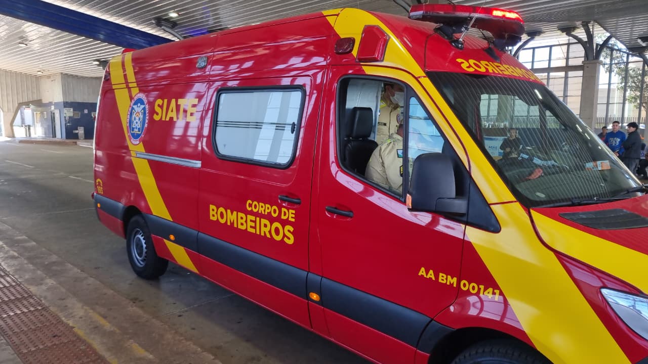 Idoso sofre queda e fica ferido ao descer do ônibus no Terminal Leste