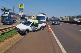 Motorista passa mal, sai da pista e bate carro contra mureta na BR-277 Motorista passa mal, sai da pista e bate carro contra mureta na BR-277