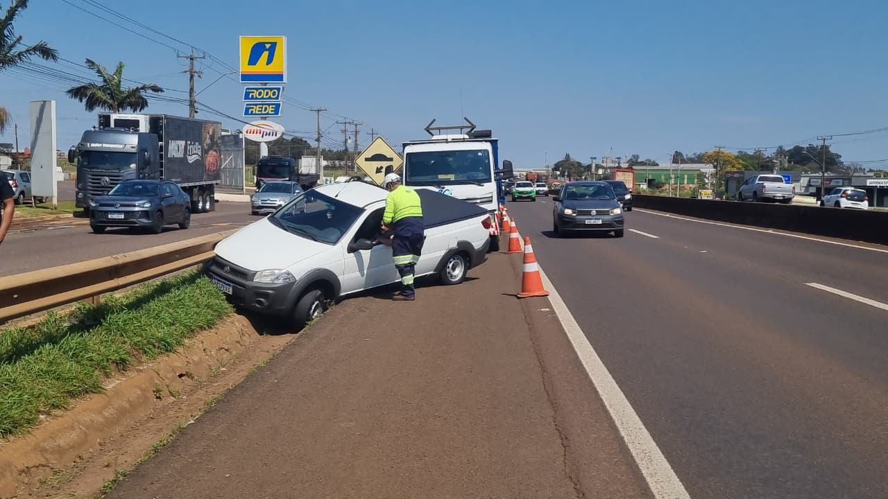 Motorista passa mal, sai da pista e bate carro contra mureta na BR-277