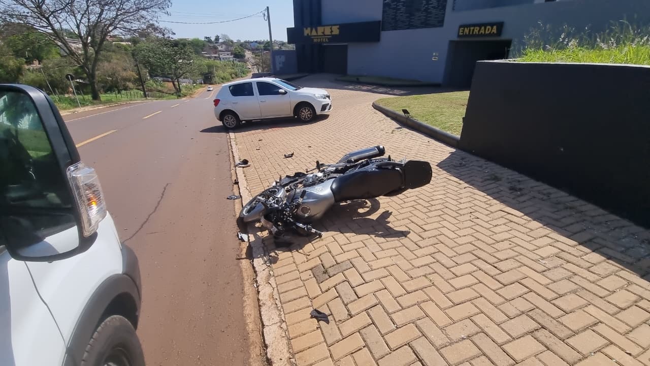 Acidente entre moto e Sandero deixa motociclista ferido em Cascavel