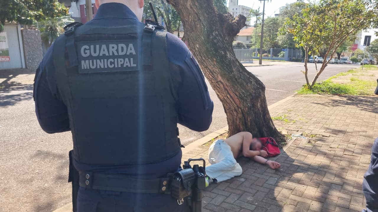 Homem atira pedras em veículos, ameaça pessoas e tira cochilo na chegada da Guarda Municipal