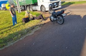 Motociclista atinge violentamente lateral de carro em acidente no Bairro Esmeralda