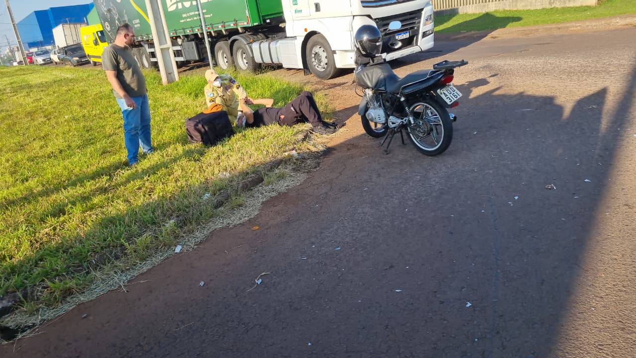 Motociclista atinge violentamente lateral de carro em acidente no Bairro Esmeralda