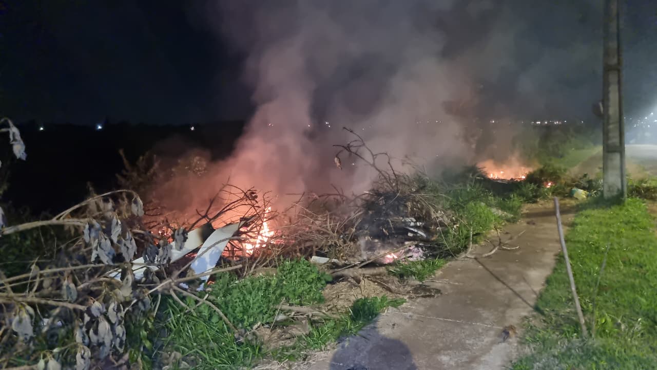 Incêndio em área de vegetação mobiliza Bombeiros no Bairro Riviera