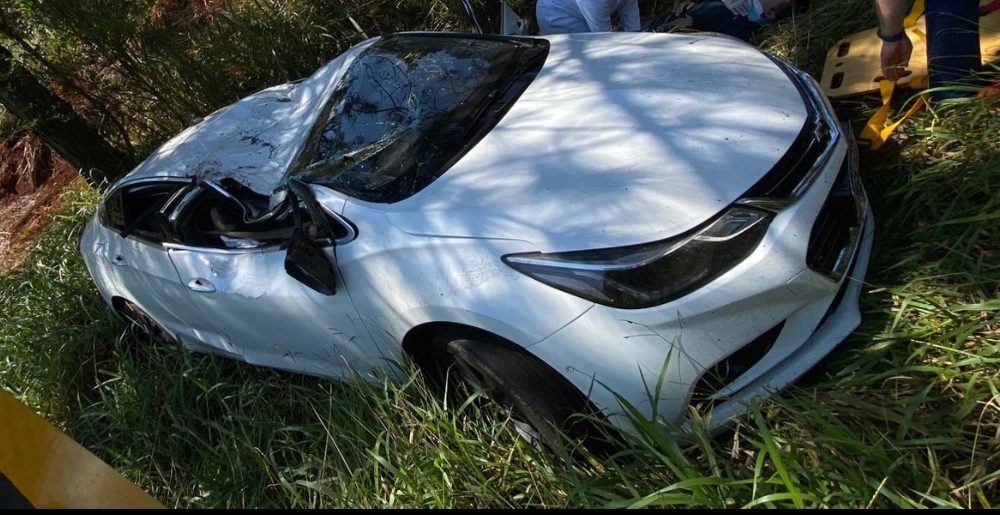 Motorista fica ferido após carro sair da pista e bater contra árvore na PR-239 Imagem referente a Motorista fica ferido após carro sair da pista e bater contra árvore na PR-239