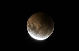 Lua vira espetáculo na madrugada e eclipse é registrado no bairro Cataratas, em Cascavel