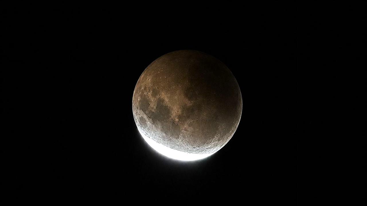 Lua vira espetáculo na madrugada e eclipse é registrado no bairro Cataratas, em Cascavel