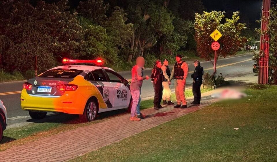 Policiais atendem ocorrência de homicídio no Jardim Gabinete, na CIC, em Curitiba.