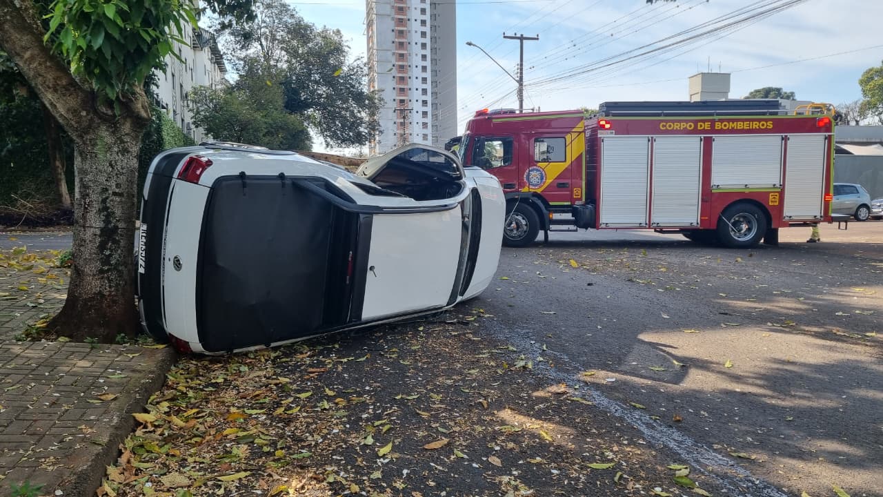 Vítima fica enclausurada após Saveiro tombar em acidente em Cascavel