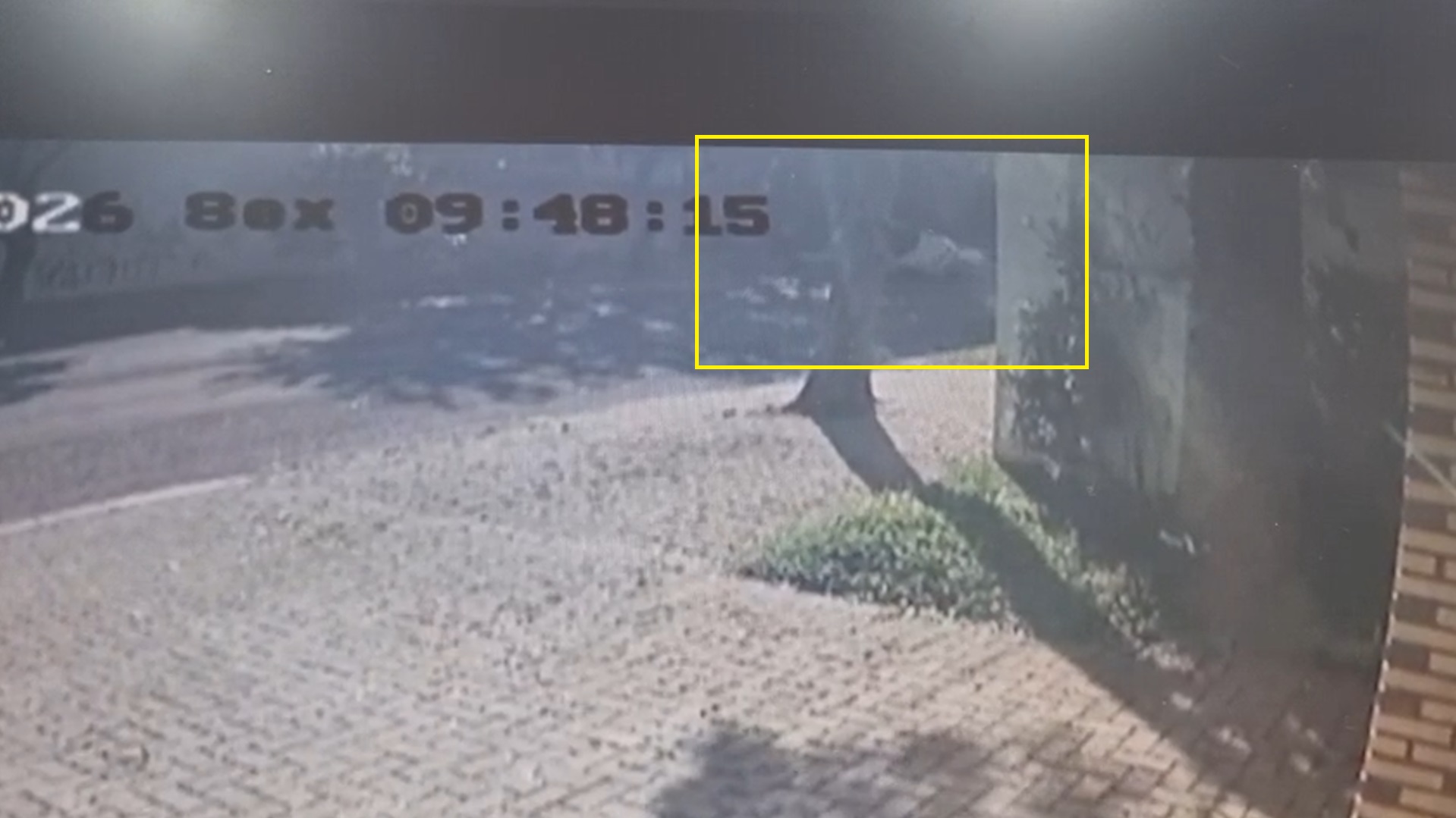 Câmera flagra acidente entre Saveiro e Corolla que terminou com veículo tombado