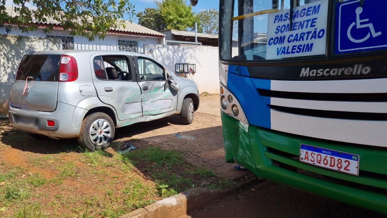 Batida entre Uno e ônibus é registrada no Cascavel Velho