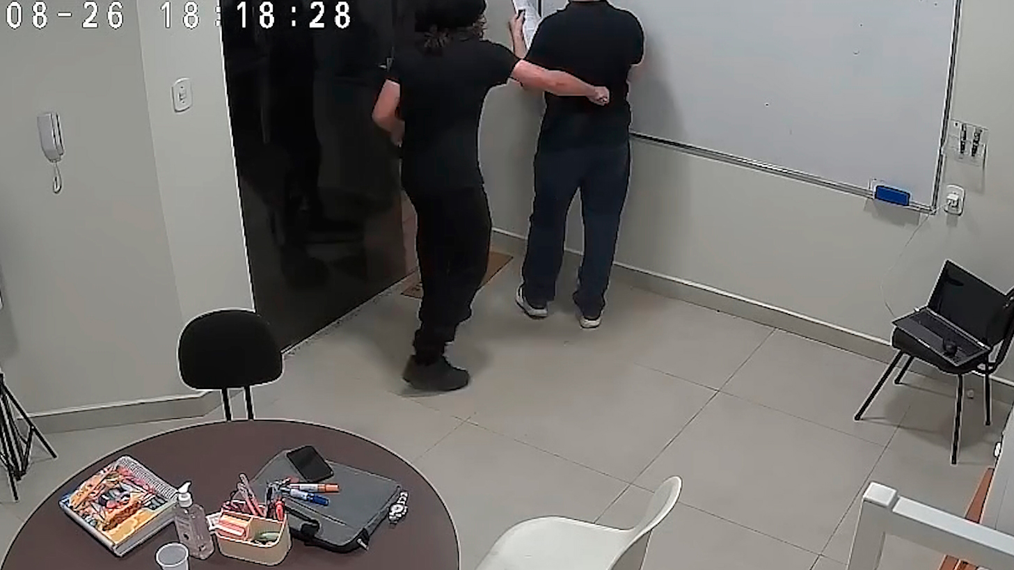 Professor é atacado com nove facadas por aluno durante aula de reforço em Manaus