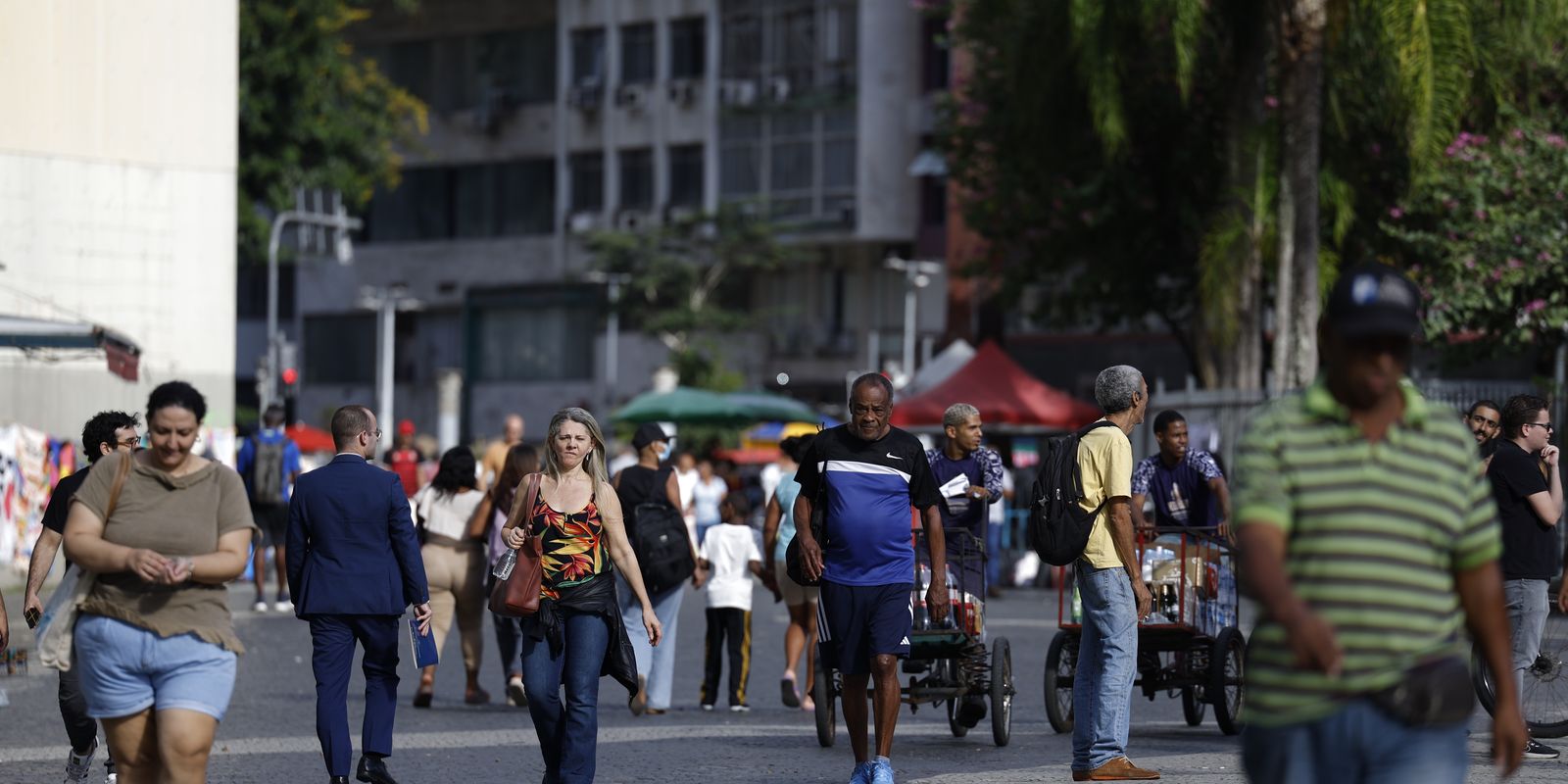 Imagem referente a Crescimento populacional caiu para 0,37% em 2026, estima IBGE