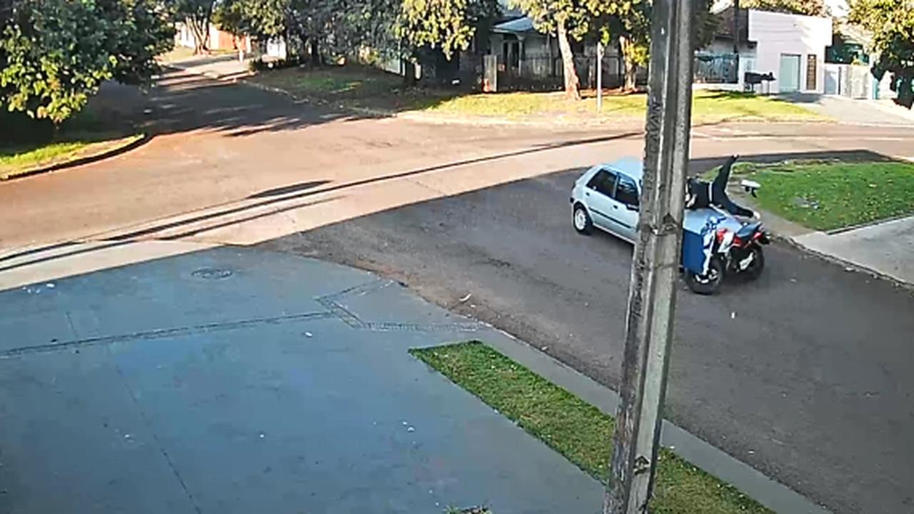 Câmera registra acidente que deixou motociclista ferido no Bairro Floresta