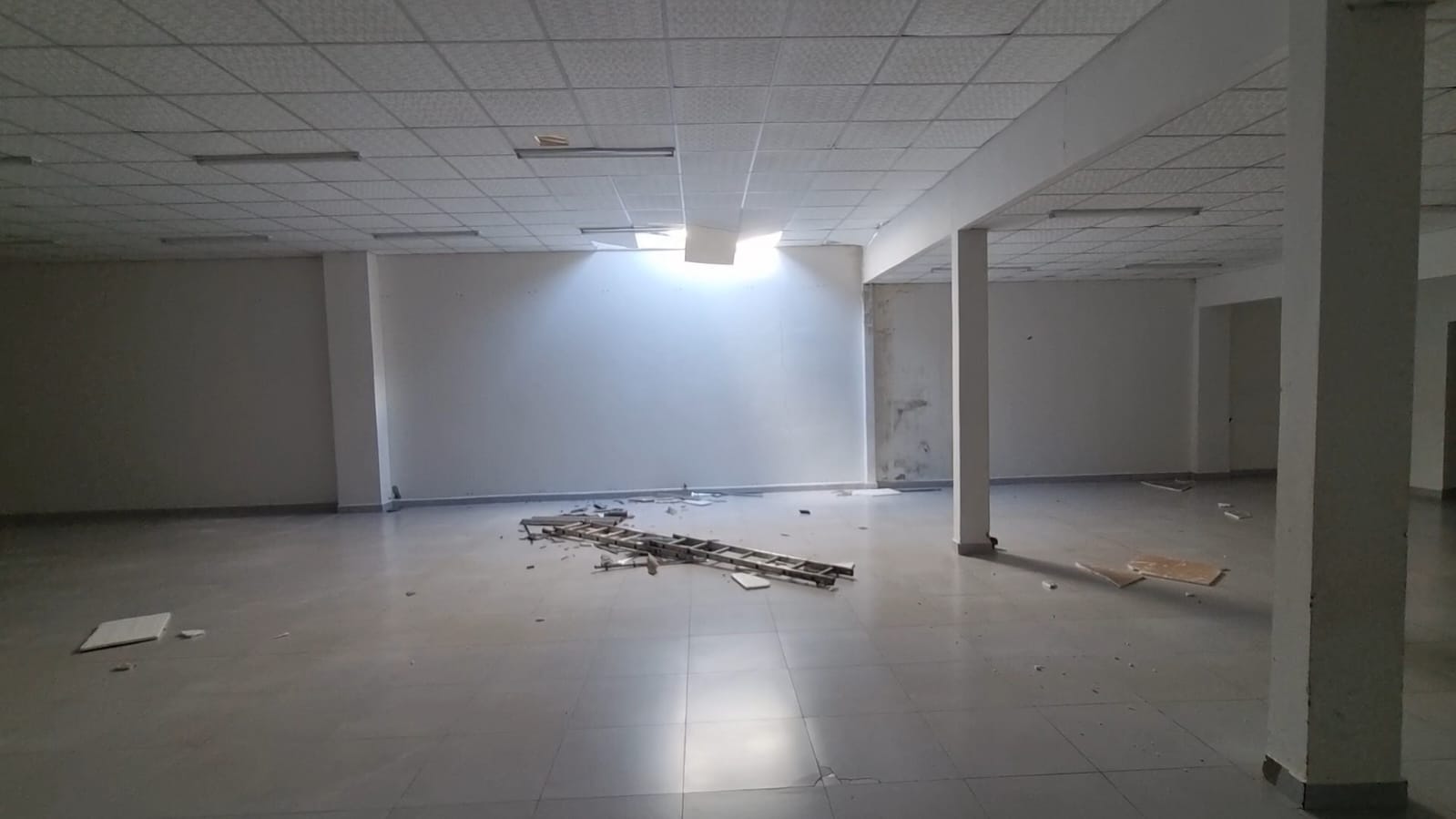 Telhado desaba e trabalhador sofre queda de cinco metros na Rua Curitiba