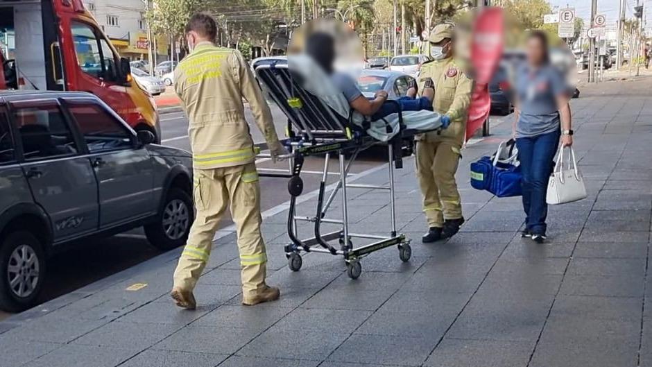 Mulher é socorrida após cair de escada no Centro