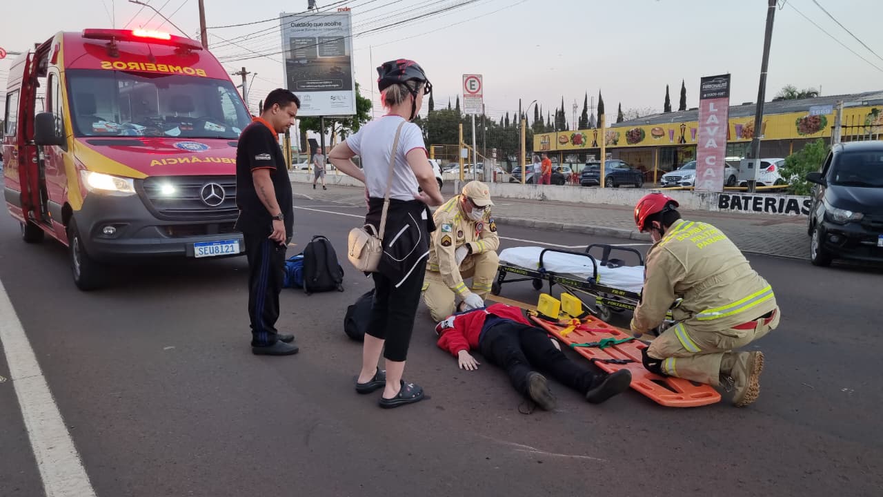 Batida entre carro e moto deixa vítima na esquina do Ciro Nardi